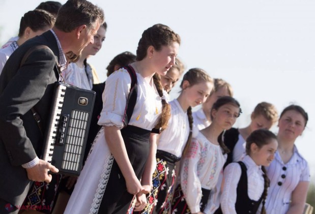 REPORTAJ FOTO // Drapel uriaş pe cel mai înalt deal din R. Moldova