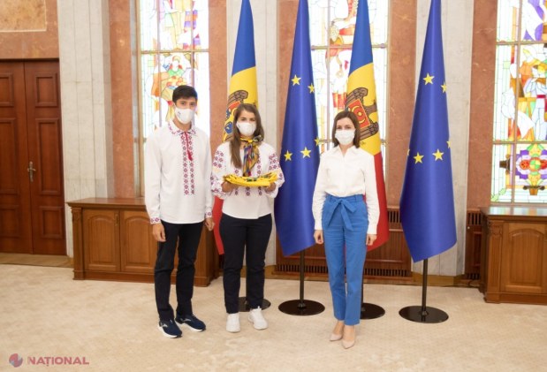 FOTO // Cei 18 sportivi calificați la Jocurile Olimpice de la Tokyo au primit DRAPELUL R. Moldova de la președintele Maia Sandu: „Vă așteptăm victorioși acasă”