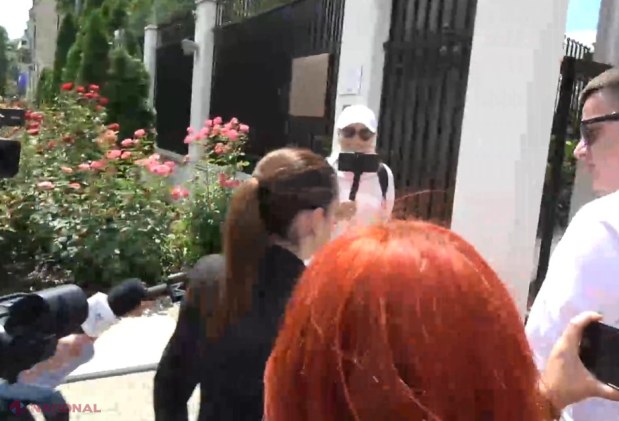 VIDEO // Cine sunt politicienii din R. Moldova care au venit la Ambasada Rusiei să sărbătorească cu vin și VODKA ziua națională a statului AGRESOR. Tauber: „Războiul a fost inițiat de Ucraina, SUA și UE”. Vasile Bolea, acuzat că pipăie jurnaliste
