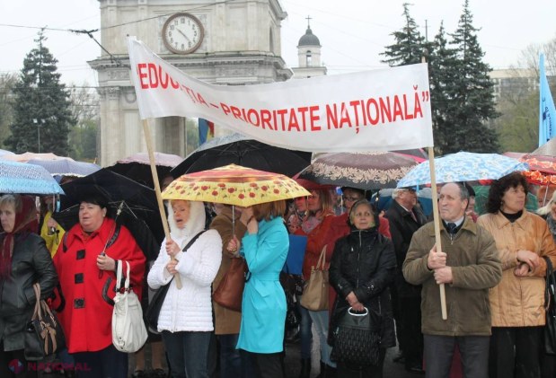 FOTO // Profesorii au ieșit în stradă a treia zi