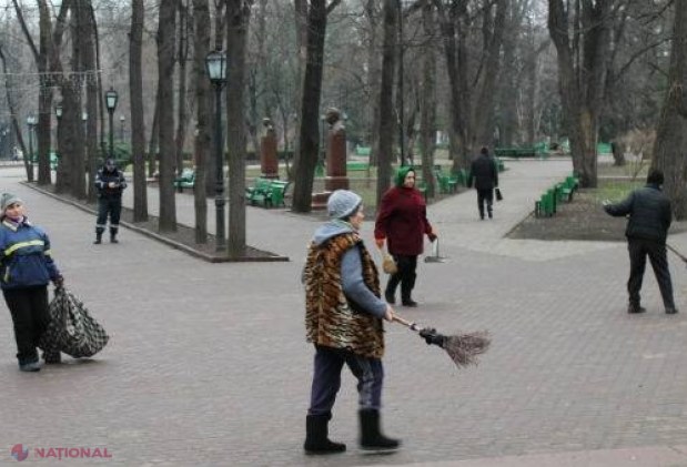 REPORTAJ FOTO // Rând la bustul lui Mihai Eminescu, de ziua lui