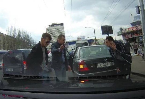 VIDEO // ESCROCUL care accidentează intenționat mașinile în trafic este căutat de poliție. Sunt șanse mici să fie găsit