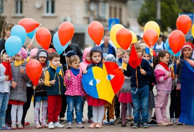 FOTO // În numele UNITĂȚII, Primăria Orhei a instalat câte un drapel pentru fiecare municipiu și raion din republică de Ziua Drapelului de Stat