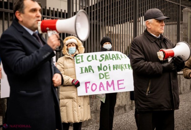 FOTO // Maia Sandu și Igor Grosu, HUIDUIȚI în fața „Moldovagaz”, la o acțiune de protest organizată de Partidul „ȘOR”. Nu au scăpat nici șefii de la „Moldovagaz”, care „se scaldă în salarii grase”