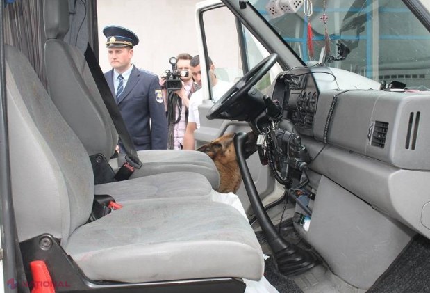 FOTO // Premierul Chiril Gaburici, în rol de polițist de frontieră, la un an de la abolirea vizelor în ţările UE