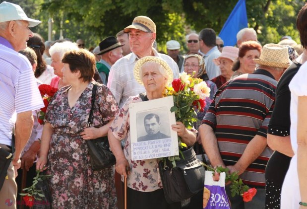 Reportaj FOTO // Amintiri și lacrimi din GULAG, în scuarul Gării