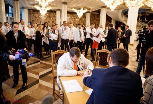 FOTO, DOC // Partidul „ȘOR” a depus actele pentru înscrierea în cursa electorală. Ilan Șor, în fața mulțimii: „Deschidem o pagină nouă în istoria politică din Moldova”