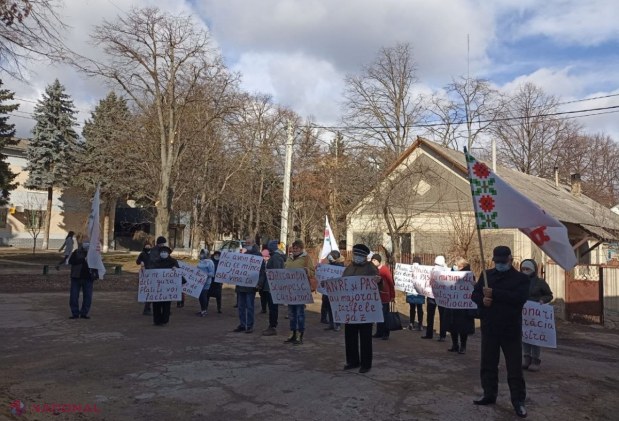 FOTO // Protest cu SACI de facturi în 22 de localități din R. Moldova. Reprezentanții Partidului „ȘOR” au lăsat facturile la sediile PAS