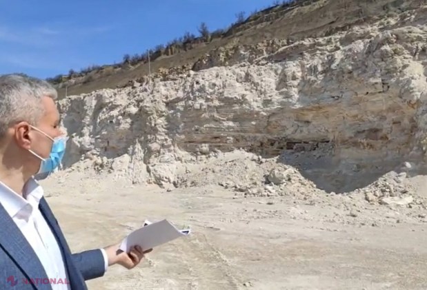 VIDEO // Doi deputați au BLOCAT drumul de acces la cariera Micăuți: „Au loc extrageri ILEGALE, iar veniturile merg în buzunarele deputaților Andronachi și Nichiforciuc”