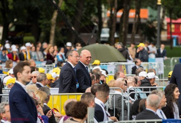 FOTO // Papa Francisc i-a cucerit definitiv pe moldoveni: A recitat din Eminescu şi a salutat mulţimea în limba română. Printre pelerini a fost şi premierul Pavel Filip