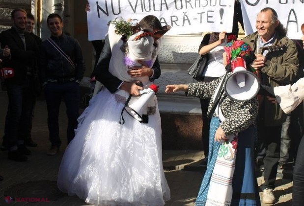 REPORTAJ FOTO // NUNTĂ la Primăria Chișinău: Dorin Chirtoacă s-a ÎNSURAT