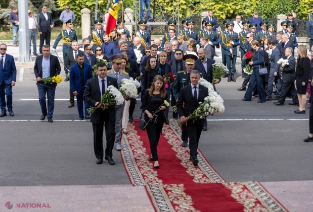 GALERIE FOTO // Primul PREȘEDINTE al R. Moldova, petrecut pe ultimul drum. Sute de oameni, inclusiv actualul șef al statului Maia Sandu și foștii președinți Lucinschi, Voronin și Timofti, i-au adus un ultim omagiu lui Mircea Snegur