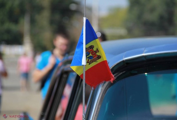 Reportaj FOTO // Mașina lui James Bond, în centrul Chișinăului
