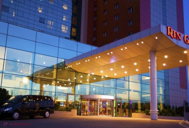 O femeie a supravieţuit după ce a căzut de la etajul 15 al unui hotel de peste Prut