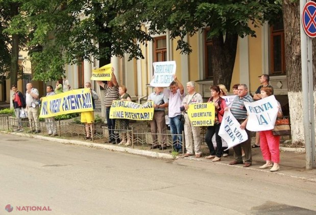 Reportaj FOTO // Trei PROTESTE în fața Parlamentului