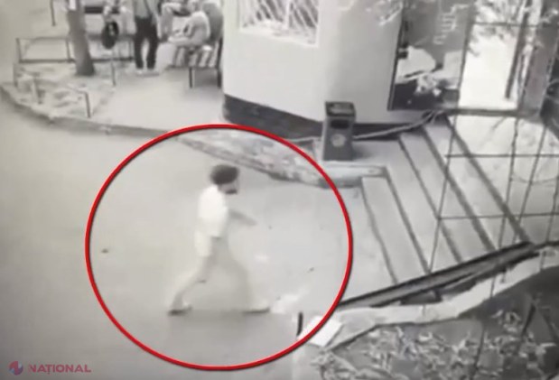VIDEO // Două femei au fost JEFUITE în plină stradă la Chișinău. Hoțul se furișa în spatele victimelor și le smulgea de la gât lănțișoarele din AUR