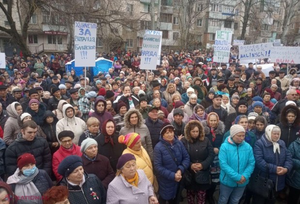 FOTO // Peste 10 mii de persoane PROTESTEAZĂ la Curtea de Apel Chișinău împotriva excluderii candidatului Partidului „ȘOR” din cursa electorală de la Hâncești: „E un abuz din partea guvernării dodoniste”