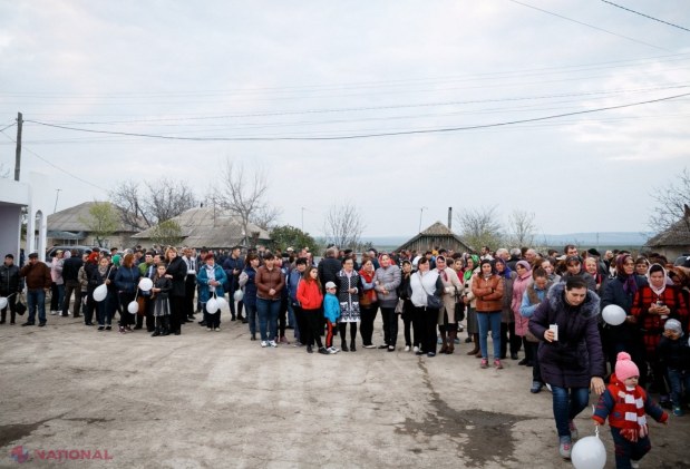FOTO // Partidul „ȘOR” a instalat un sistem de ILUMINARE stradală în prima dintre cele 104 localități în care a promis că va face acest lucru