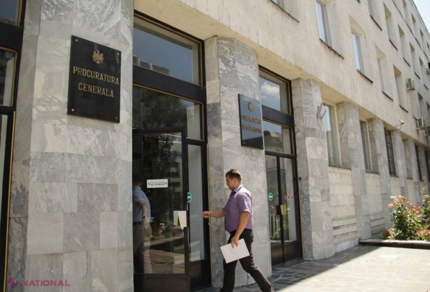 FOTO // GLUMĂ sau ADEVĂR? „Viitorul” procuror general al R. Moldova semnează în „cartea oaspeților”
