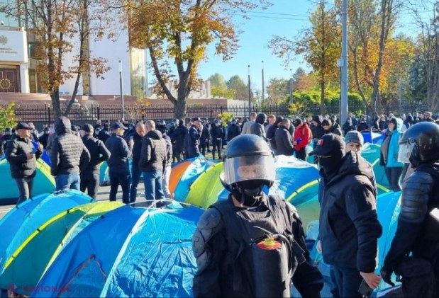 Corturile din fața Parlamentului și Președinției ar putea fi EVACUATE de poliție, în condițiile în care Ion Ceban „SABOTEAZĂ eforturile de a menține ordinea publică”. Maia Sandu solicită „modificarea temporară a legislației”