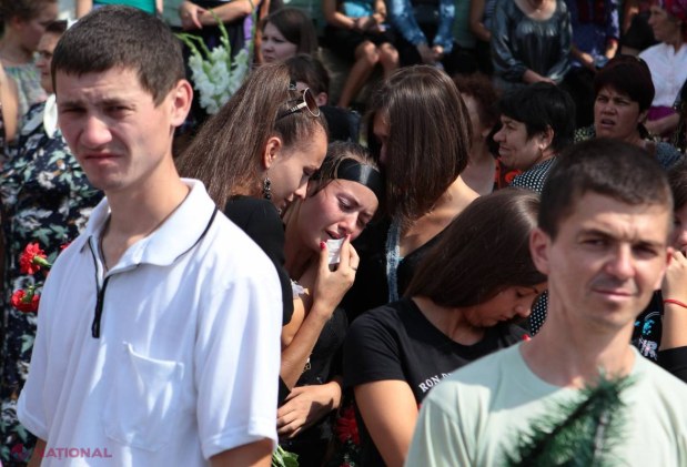 REPORTAJ FOTO // Imagini CUTREMURĂTOARE de la înmormântarea tinerilor din Floreni