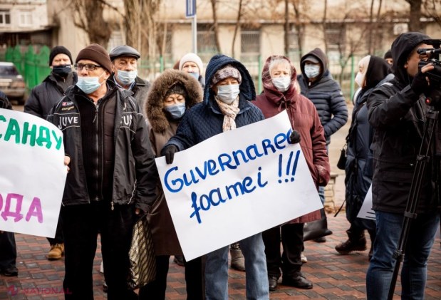 FOTO // „Nu ne luați pâinea de la gură”! Peste o sută de oameni au cerut IEFTINIREA pâinii, în cadrul unui flash-mob organizat la „Franzeluța”