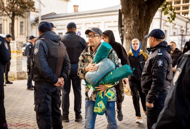 FOTO // Protestul de la Parlament crește în intensitate. „Peste 200 de corturi sunt deja în Orășelul Schimbării”