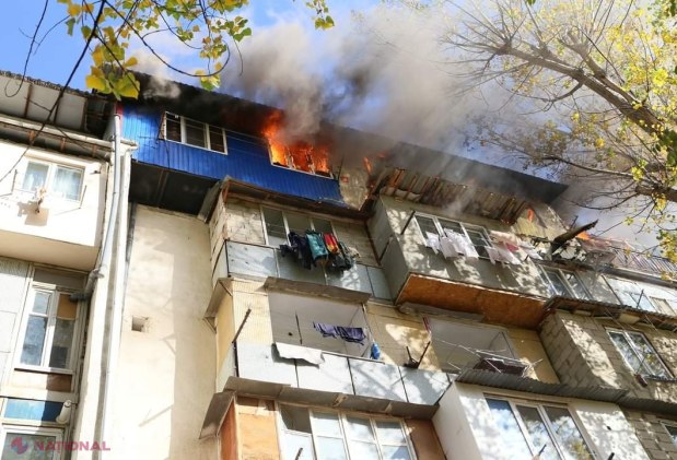 FOTO // Incendiu DEVASTATOR în sectorul Buiucani din Chișinău: Mansarda unui bloc de locuit a fost făcută SCRUM, iar numeroase familii au rămas fără locuințe