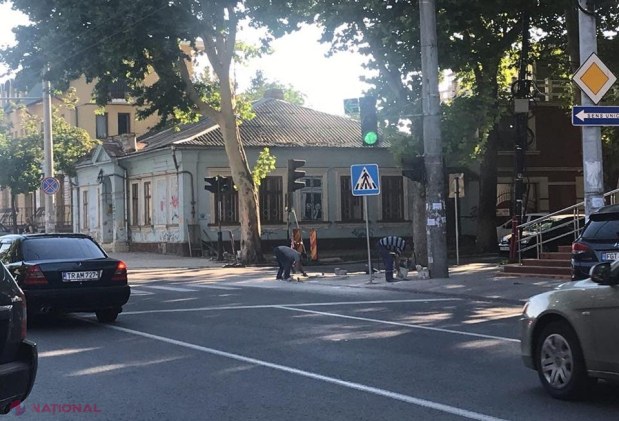 FOTO // Strada Alecsandri a intrat în REPARAȚIE? Muncitorii s-au apucat să refacă trotuarele „făcute de mântuială”