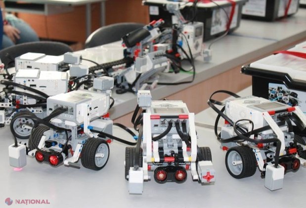 Elevii unui colegiu din Chișinău construiesc ROBOȚI