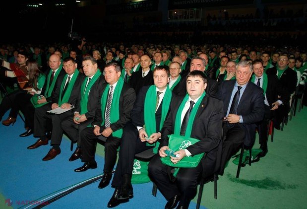 REPORTAJ FOTO // Oficiali PPE şi Mihail Saakaşvili, la Chişinău, cu fulare VERZI