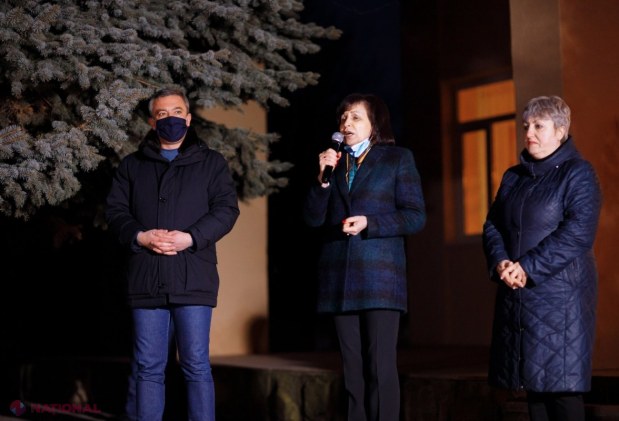 FOTO // Partidul „ȘOR” amenajează Pomi de CRĂCIUN în zeci de localități din R. Moldova