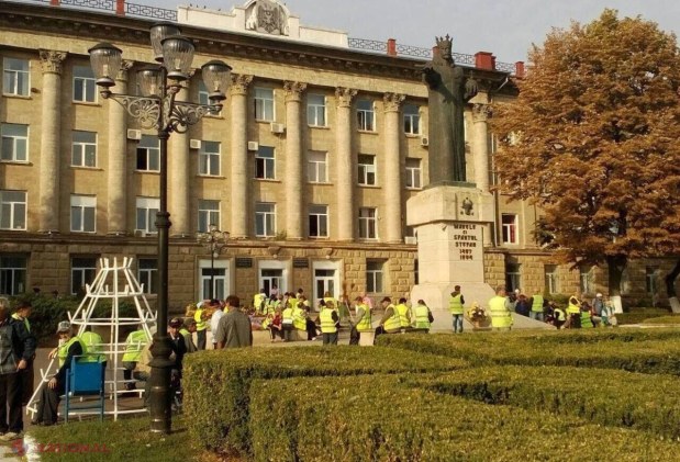FOTO // Acțiune de PROTEST cu MĂTURA în fața Primăriei Bălți