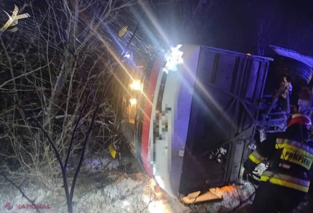 FOTO // Un autocar de pe ruta Chișinău - Odesa s-a RĂSTURNAT în raionul Anenii Noi: Avea 21 de pasageri la bord