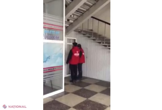 VIDEO // Socialiști au venit astăzi la mitingul din fața CEC „pe șapte cărări”: Au consumat BĂUTURI ALCOOLICE, după care s-au alăturat protestatarilor