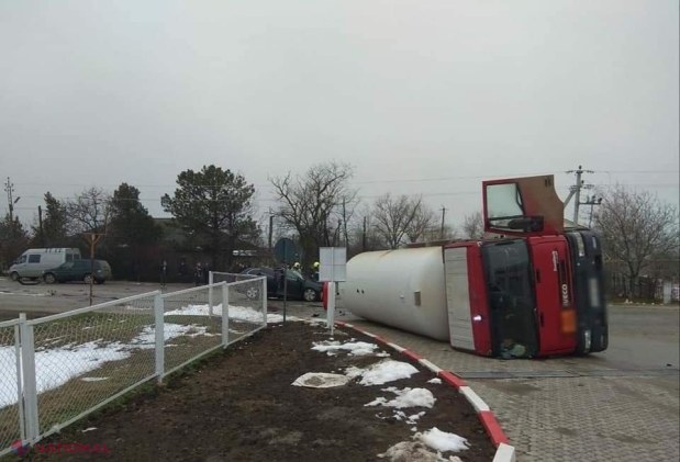FOTO // Accident cumplit la Vulcănești: O cisternă plină cu gaze, răsturnată într-o benzinărie. Un tânăr de 18 ani a decedat