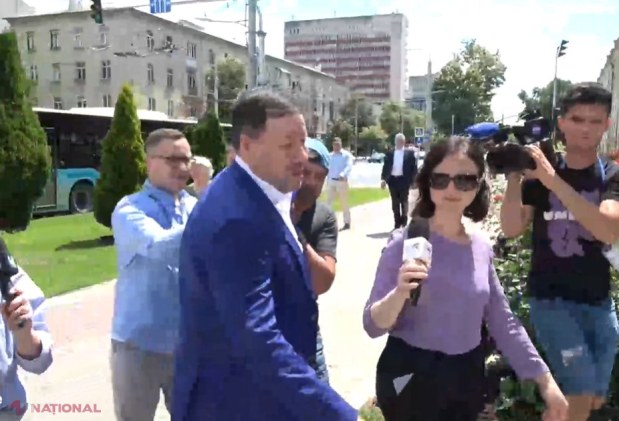 VIDEO // Cine sunt politicienii din R. Moldova care au venit la Ambasada Rusiei să sărbătorească cu vin și VODKA ziua națională a statului AGRESOR. Tauber: „Războiul a fost inițiat de Ucraina, SUA și UE”. Vasile Bolea, acuzat că pipăie jurnaliste