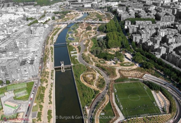 FOTO // Soluție pentru Chișinău? O capitală europeană a transformat 24 de autostrăzi urbane în parcuri riverane, cu plaje urbane și 30 km de piste pentru biciclete
