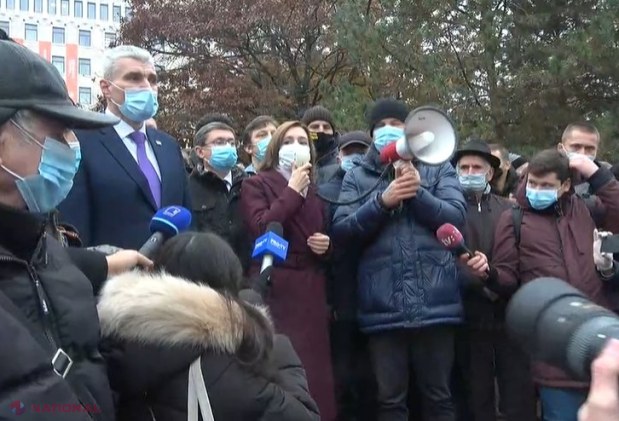 VIDEO, UPDATE // Maia Sandu se ALĂTURĂ protestatarilor. „Veniți cu noi, vă FURĂ și pe voi”. Mii de cetățeni au venit la protestul din fața Parlamentului, după ce Maia Sandu a anunțat începerea „luptei” împotriva „grupării oligarhice Dodon-Șor”