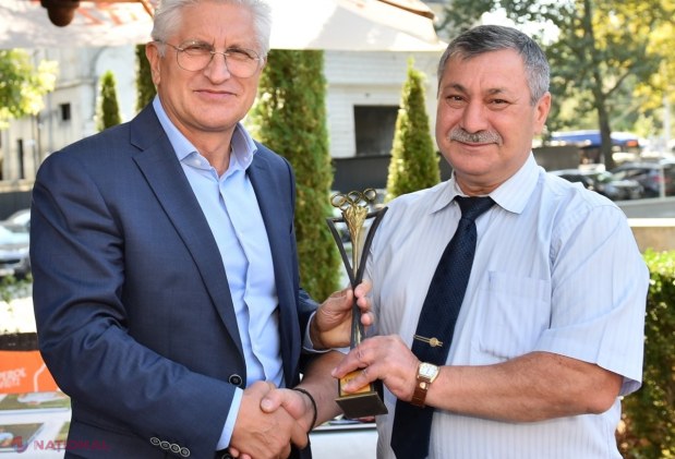 FOTO // Cel mai mare sportiv din istoria R. Moldova, Tudor Casapu, la 60 de ani. Mingireanul, SINGURUL campion olimpic moldovean la o probă individuală, a primit în dar ALBUMUL „Campion pentru eternitatea neamului”