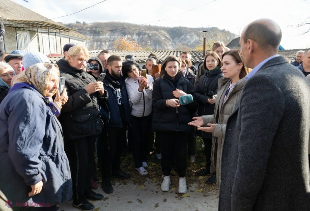 FOTO // Maia Sandu, alături de locuitorii din Naslavcea: „Oamenii au fost nevoiți să treacă prin clipe GROAZNICE”. Resturile RACHETEI rusești au provocat stricăciuni de circa 70 000 de lei localnicilor