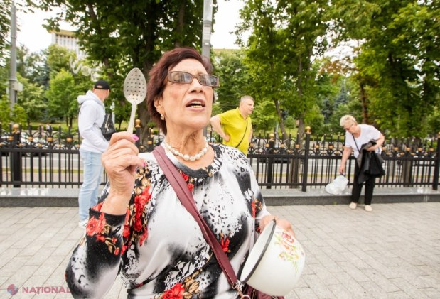 Flashmob cu cratițe în centrul capitalei, organizat de PCRM și Partidul „ȘOR”