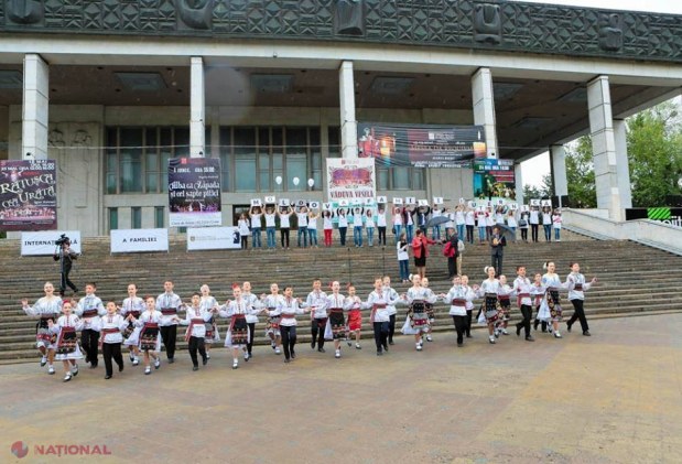 De Ziua Familiei, unii dansează, iar alții plâng