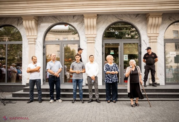 Flashmob împotriva majorării tarifelor pentru apă, organizat de PCRM și Partidul „ȘOR” în fața ANRE: „Vremuri bune pe apa sâmbetei. Jos guvernarea! Jos ANRE!”