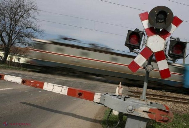  ACCIDENT pe calea ferată. Tânără din capitală, LOVITĂ în plin de un tren