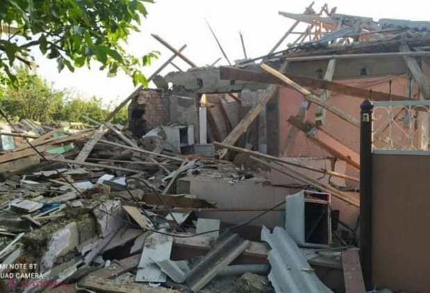 FOTO // EXPLOZIE la Nisporeni: O casă a sărit în aer, iar proprietarul a ajuns în stare gravă la spital