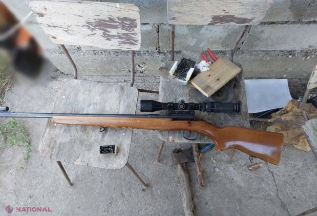 FOTO // Arme și droguri, depistate în gospodăriile a patru bărbați din nordul R. Moldova