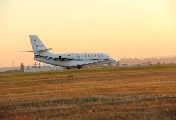 VIDEO // SCANDAL la bordul unei aeronave de pe ruta Moscova - Chișinău. Un moldovean amenința că va PRĂBUȘI avionul