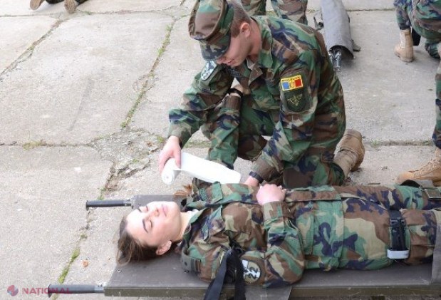 Instructori medicali din SUA învață militarii din R. Moldova cum să acorde primul ajutor medical