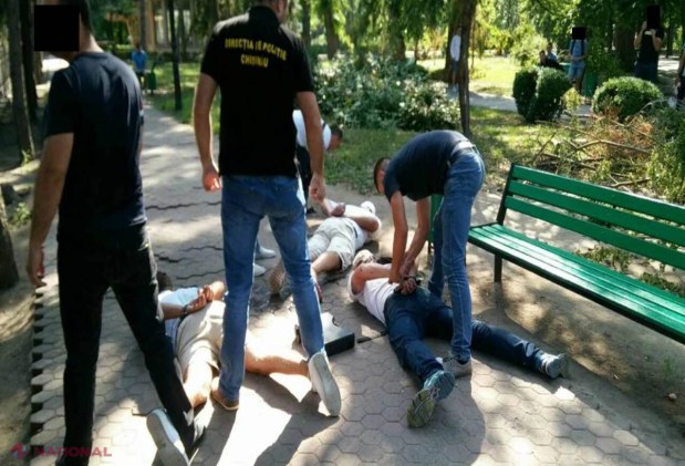 Luați-vă măsuri de PRECAUȚIE când mergeți cu mașina la cumpărături: Ce făceau câțiva inși în parcările centrelor comerciale din Chișinău? Imagini VIDEO